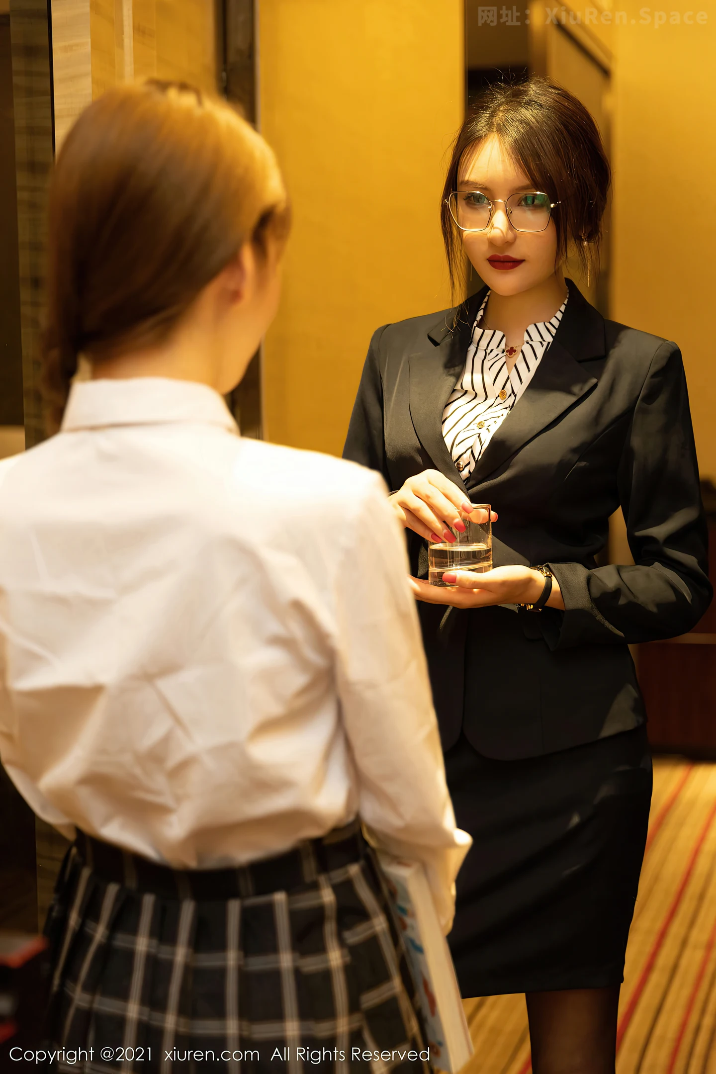 图片[5]-[Xiuren秀人网] 2021.04.01 VOL.3269 模特合集 周于希Sandy Emily顾奈奈 性感女教师与高中学妹的剧情诱惑-秀人网官方网站